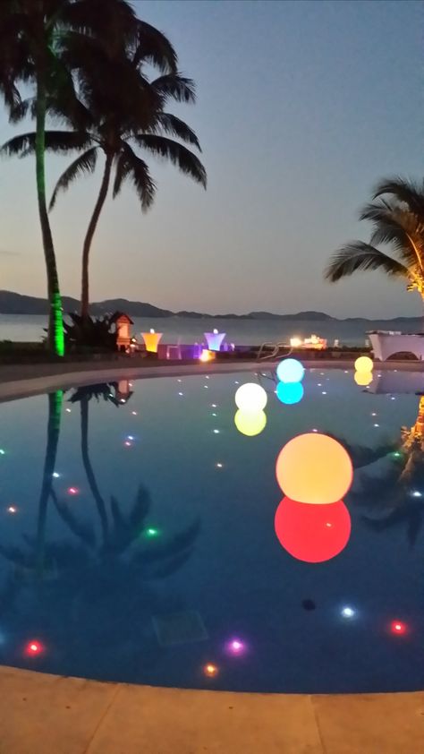 Glow Beach Party, Cocktail Pool Party Decor, Pool Disco Party, Glow In The Dark Party Ideas Pool, Disco Beach Party, Glow Stick Pool Party, Night Pool Party Decorations, Led Pool Party, Glow Stick Pool