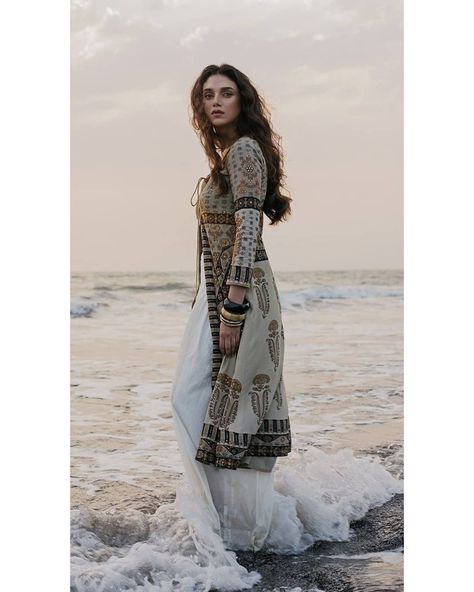 Aditi Rao, Tunic Designs, Salwar Kamiz, Heavy Embroidery, Kesha, Dress Indian Style, Indian Designer Outfits, Indian Attire, Women Tunic Tops