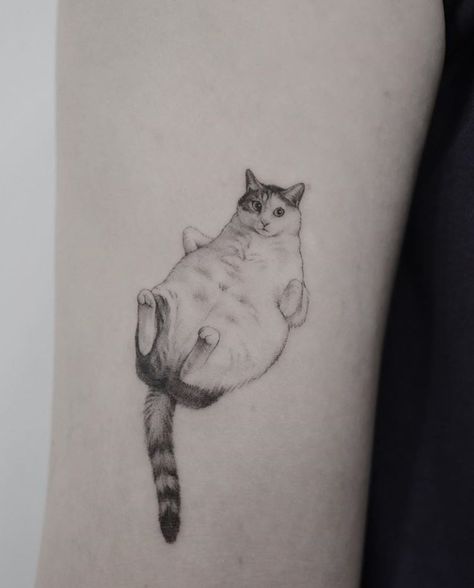 Minimal Cat Tattoo, Stickandpoke Tattoo, Cute Animal Tattoos, Cat Tattoo Simple, Cat Tattoo Small, Cat Tattoos, Cat Tattoo Designs, Small Hand Tattoos, Gelang Manik