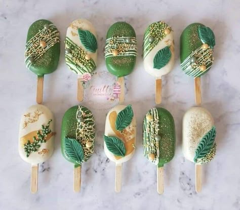 Green Cakesicles Ideas, Green And Gold Cakesicles, Emerald Green Cake Pops, Green Cakesicles, Safari Cakesicles, Gold Cakesicles, Halal Desserts, Fancy Cake Pops, Cakesicles Ideas