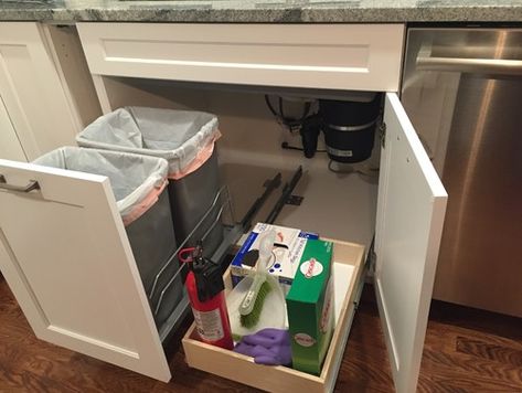 under sink trash pull out Diy Kitchen Makeover Ideas, Cabinet Makeover Diy, Diy Kitchen Cabinets Makeover, Under Kitchen Sink, Diy Cabinet Doors, Sink Organization, Under Sink Cabinet, Bathroom Cabinet Organization, Kitchen Diy Makeover