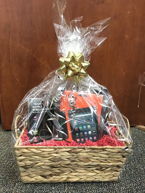 📱Electronics Gift Basket 📱 It has a Fire 7 Tablet, which was from Amazon and on sale for $40.  Also, it includes an earbuds and headphones. Silent Auction Baskets, Homemade Gift Baskets, Auction Baskets, Raffle Basket, Electronic Gift Ideas, Raffle Baskets, Gift Ideas For Women, Care Care, Electronic Gifts