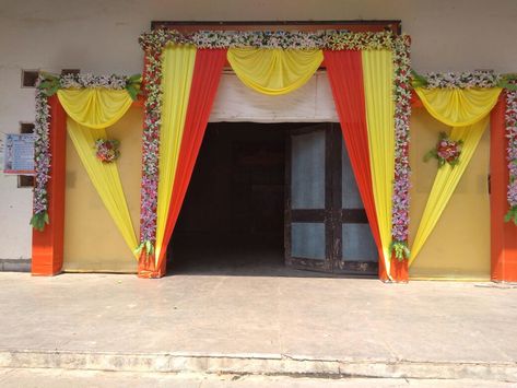 Kannada Rajyotsava Decoration, Door Flower Decoration, Marriage Wall Art, Leaf Decor Wedding, Reception Stage Decor, Simple Stage Decorations, Gate Decoration, Wedding Stage Backdrop, Wedding Entrance Decor