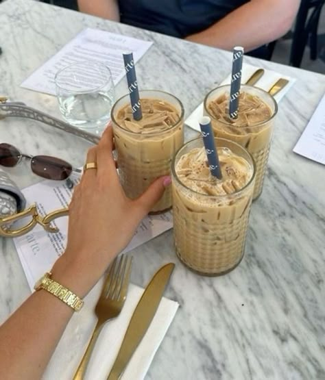 Cafe Aesthetic Korean, Coffee Obsession, God Mat, Pretty Drinks, Iced Latte, Coffee Date, Coffee Addict, Pretty Food, Aesthetic Food