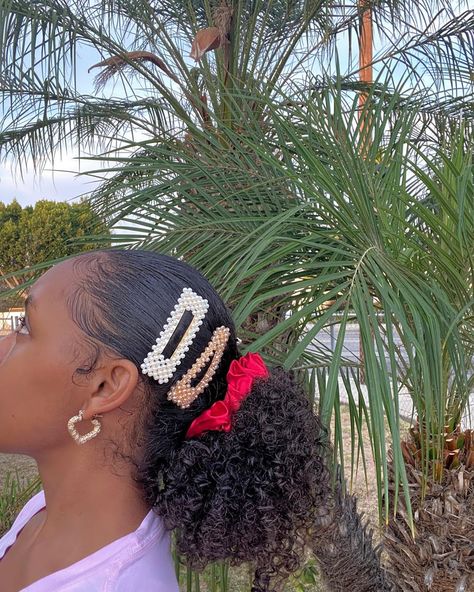 Natural Hairstyles For Black Women With Clips, Haïr Style With Hair Clips, Hairclip Curly Hair, Butterfly Clips Black Women, Cute Curly Hairstyles For Black Women, Afro With Hair Clips, Hairstyles With Hair Accessories, Afro With Butterfly Clips, Curly Hairstyles For Black Women