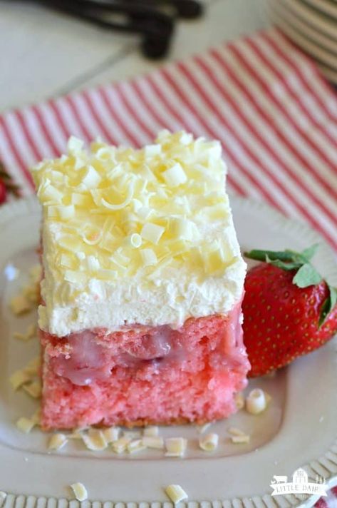 Barbie Sheet Cake, Cake Ideas Simple, Cake Poke, Sheet Cake Ideas, Strawberry Poke Cake, Easy Strawberry Desserts, Strawberry Poke Cakes, Cake Mix Ingredients, Toffee Chips