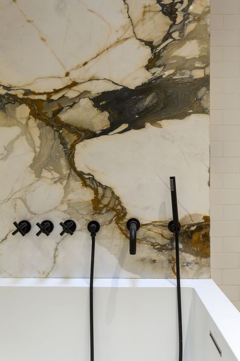 Dramatic marble shower with black faucets Dramatic Marble Kitchen, Marble Walls Bathroom, Marble Wall Bathroom, Marble Bath Tub, Marble Bathroom Wall, Dramatic Marble, Ashe Leandro, Black Faucets, Marble Walls