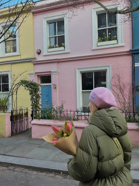 notting hill | london | pink house | coloured houses | pink beanie | flowers | bouquet photo | Ganni | insta inspo | candid | photo ideas | Notting Hill Photoshoot, Notting Hill Photo Ideas, New York Life Aesthetic, Candid Photo Ideas, Double Decker Bus London, London Life Aesthetic, London In April, London Pics, Romanticise Life