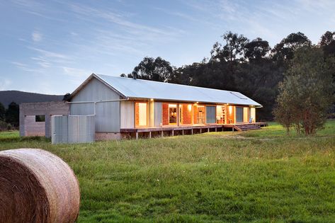 Industrial Exterior, Farmhouse Exterior Design, Shed Home, Modern Barn House, Australian Architecture, Modern Farmhouse Exterior, Shed Homes, Barn Style House, Shed Design