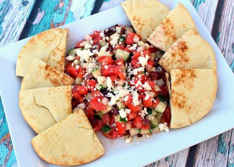 This appetizer was inspired from the ladopsomo I remember having at Athens Pizzeria in Panama City, Panama. They add a generous portion of shredded chicken on top, which almost makes it a meal; but you have to try the pizza! Ladopsomo itself is a type of Greek fry-bread that’s puffy, light and crisp. I needed an appetizer to Greek Fries, Greek Chicken Pasta, Poolside Snacks, Greek Foods, Vegetable Appetizers, Foreign Food, Keto Ideas, Summer Appetizer, Just A Pinch