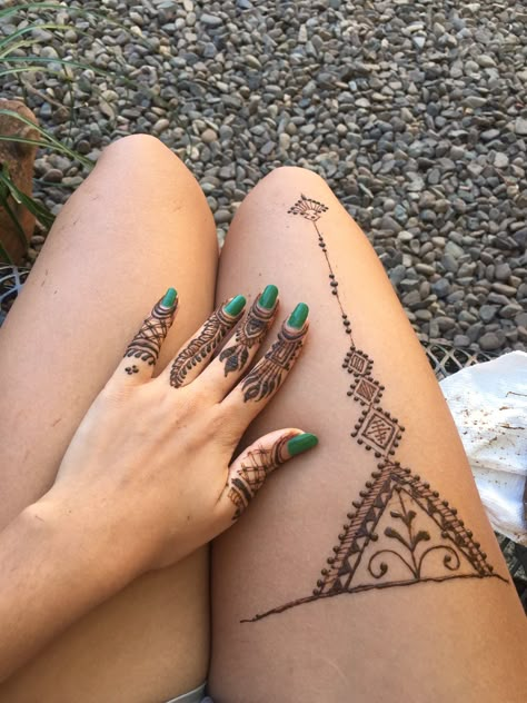 Henna Knee Tattoo, Henna Leg Tattoo Simple, Henna Designs For Leg, Thigh Henna Designs Easy, Henna On Thigh Simple, Henna Tattoo Designs Thigh Easy, Henna Ideas Leg, Thigh Mehndi Design, Henna Designs Thigh Easy