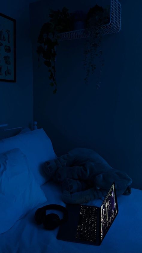 Bedroom Aesthetic Dark, Dark Blue Rooms, Graffiti Pictures, Navy Wallpaper, Blue Anime, Night Scenery, Pretty Room, Blue Rooms, Blue Hour