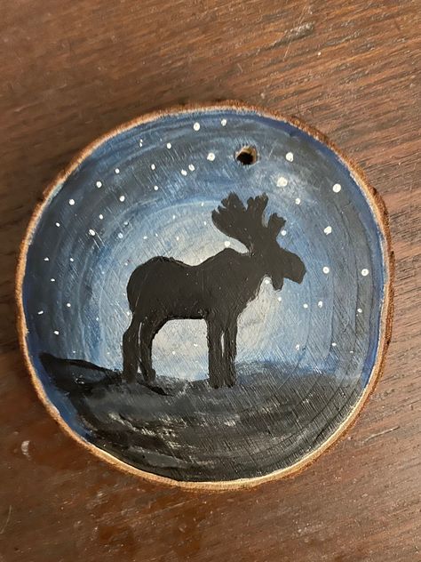 Hand painted moose wood round ornament. Moose snow scene in nightsky with stars. Acrylic paint sealed with spray sealant. Moose Ornaments, Wooden Ornaments Diy, Moose Painting, Log Slice, Homemade Wreaths, Wooden Artwork, Log Slices, Christmas Moose, Painted Ornaments