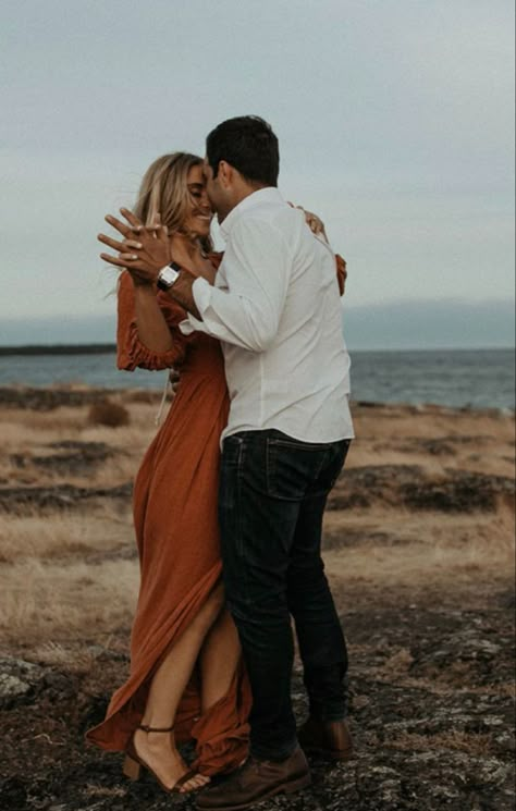 Engagment Photo Dresses Outfit Ideas, Engagement Photo Wardrobe Ideas, Fall Couple Photos Dress, Best Fall Engagement Outfits, Boho Dress Engagement Photos, Excited Engagement Photos, Maxi Dress Engagement Pictures, Flowy Dress Photoshoot Engagement Photos, Engagement Photos Maxi Dress