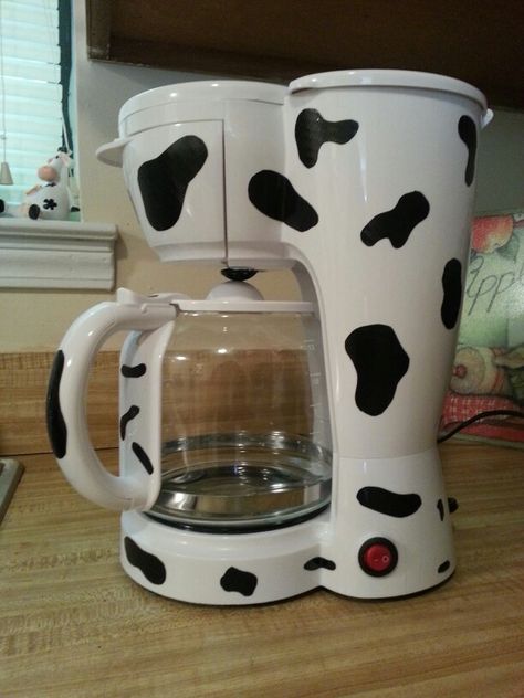 White coffee pot with black duck tape for cow spots! Cow Themed Kitchen, Cow Print Kitchen, Cow Kitchen Theme, Cow Things, Cow Kitchen Decor, Cow Stuff, Cow House, Cow Kitchen, Black Duck