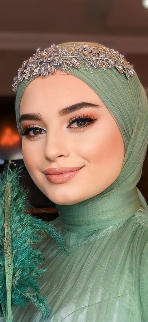 Bride Hijab Style, Bride Makeup Natural, Turkish Bride, Hijabi Wedding, Wedding Hijab Styles, Bridal Hijab Styles, Bride Hijab, Hijabi Brides, Hijab Makeup