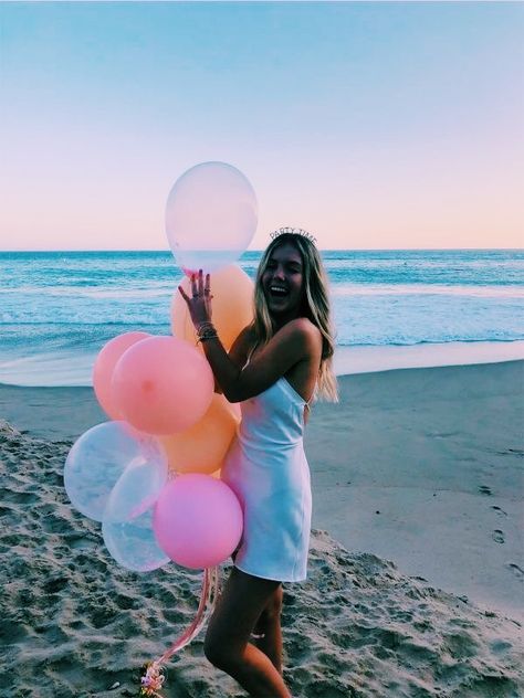 Cute Birthday Pictures, Beach Birthday, Bday Girl, Foto Poses, 16th Birthday Party, Birthday Pictures, Beach Photoshoot, Birthday Photoshoot, Birthday Photos