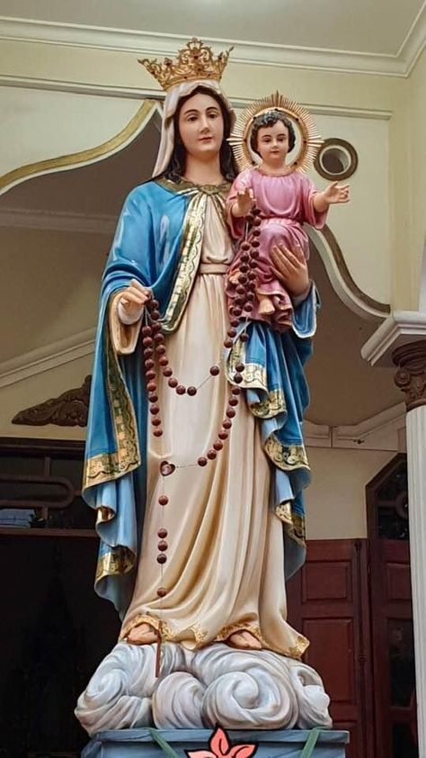 Wallpaper Mawar, Mother Mary Pictures, Blessed Mother Statue, Birthday Background Design, Mother Mary Images, Catholic Pictures, Catholic Statues, Virgin Mary Statue, Church Pictures