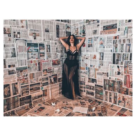 Diy Newspaper Backdrop, Backdrop Picture Ideas, Selfie Wall Ideas Photo Backdrops Diy, Photoshoot Newspaper Background, Newspaper Set Design, Home Photoshoot Ideas Diy Photography Backdrops, Newspaper Decoration Ideas, Photo Shoot Room Ideas, At Home Photoshoot Backdrop