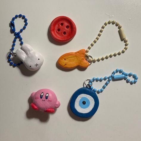 Clay Diy Keychain, Aesthetic Clay Keychain, Polymer Keychain Ideas, Clay Keychain Aesthetic, Aesthetic Clay Charms, Clay Ideas Keychain, Keychain Clay Ideas, Keychain Ideas Clay, Air Dry Clay Keychain Ideas