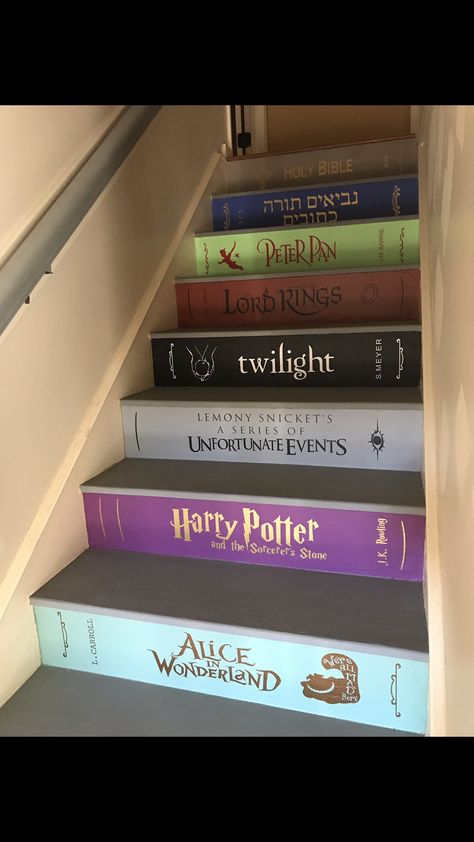 Disney Stairs Ideas, Harry Potter Themed Library Room, Harry Potter Closet Under The Stairs, Stairs Painted Like Books, Book Bedroom Ideas, Disney Stairs, Book Staircase, Book Stairs, Cozy Room Decor