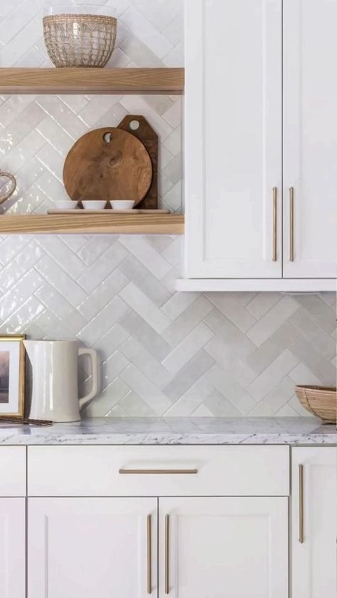 Oak Cabinets Backsplash, Backsplash Ideas With Oak Cabinets, Kitchen Herringbone Backsplash, Grey Backsplash Kitchen, Ceramic Tiles Kitchen, Herringbone Backsplash Kitchen, White Herringbone Backsplash, Country Kitchen Backsplash, Paint Colors Kitchen