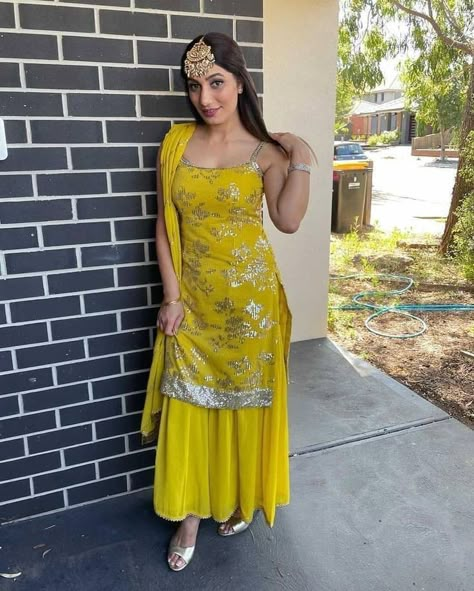 Haldi Dress Ideas, Simple Suit Designs, Pakistani Sharara, Sharara Dress, Suits Ideas, 3 Piece Dress, Makeup Glowy, Simple Suit, Haldi Dress