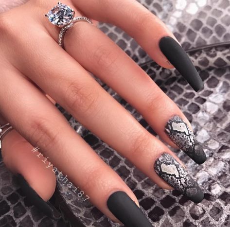 Snake Skin Nails, Bright Summer Acrylic Nails, Black Coffin Nails, Coffin Nails Matte, Matte Nails Design, Stiletto Nails Designs, Acrylic Coffin, Black Nail Designs, Coffin Nails Long