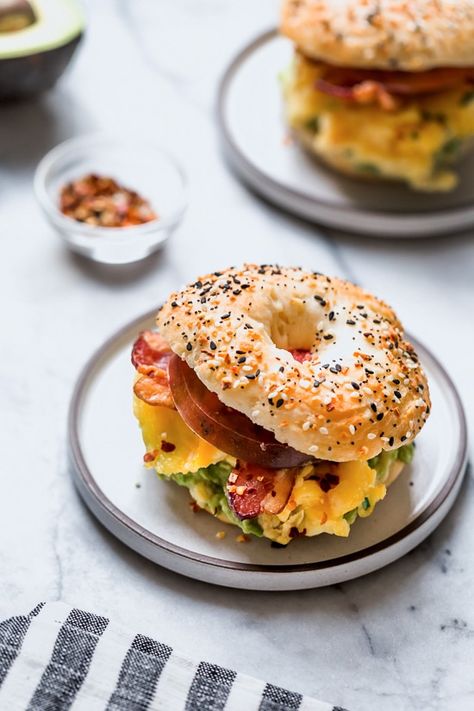 Avocado Bagel Breakfast, Avocado Breakfast Sandwich, Easy Camping Breakfast, Bagel Breakfast, Bagel Breakfast Sandwich, Sliced Tomatoes, Breakfast Sandwich Recipes, Calorie Count, Camping Breakfast