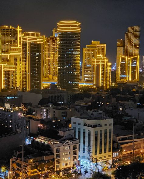 Marlon Usona | ᜋᜇᜓᜎᜓᜈᜓ ᜂᜐ᜔ᜈ on Instagram: “Light up the night, Christmas is just around the corner🌲🎅🎁⛪ (View of #rockwellbusinesscenter) . . . . #buildings #buildingphotography…” Manila Night View, Philippines Wallpaper, Gumball Image, Philippines Country, San Francisco Streets, Makati City, Building Photography, Instagram Light, Night Christmas