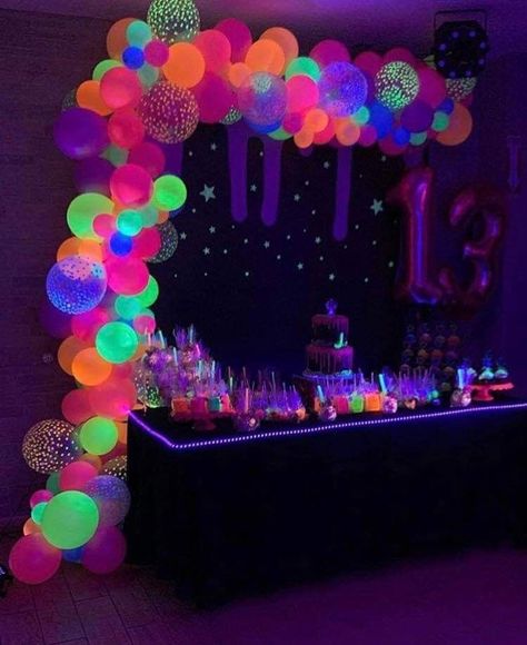 Neon Pool Party Ideas, Glow Birthday Party Ideas, Neon Pool Party, Neon Party Themes, Neon Pool Parties, Neon Lights Party, Glow Theme Party, 17. Geburtstag, Neon Party Decorations