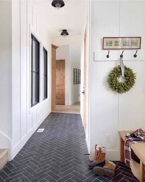 Interior Inspiration: Holiday Vignettes - Studio McGee Mudroom Laundry Room, Hal Decor, Hill Interiors, House Inspo, My Dream Home, Home Interior, Home Renovation, Interior Inspiration, Utah