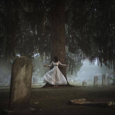 Gothic Photoshoot Ideas, Horror Photoshoot, Cemeteries Photography, Witch Photos, Gothic Photography, Dark Photo, Halloween Photography, Birthday Shoot, Fantasy Photography