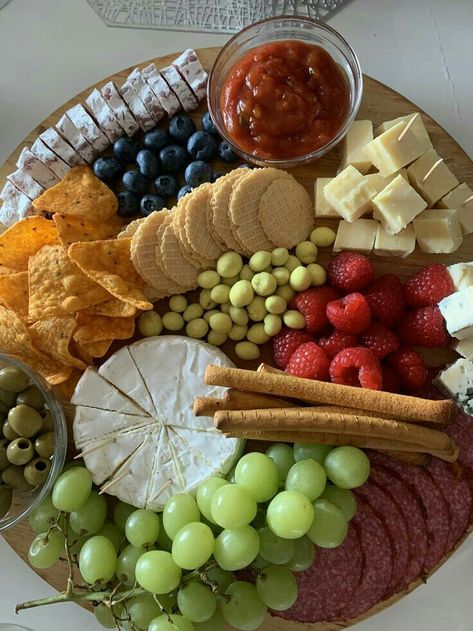 Kitchen Cabinet Ideas, Catering Ideas Food, Party Food Buffet, Party Food Platters, Charcuterie Recipes, Läcker Mat, Picnic Food, Cabinet Ideas, Snacks Für Party