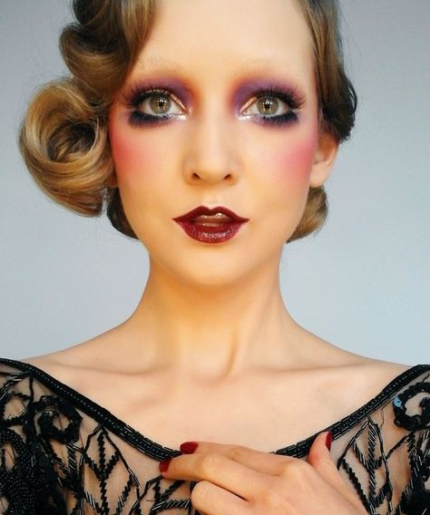 Release your inner flapper girl with a vintage look straight out of the roaring 20s. Great Gatsby Makeup, 1920’s Makeup, 1920 Makeup, 1920s Makeup Tutorial, Gatsby Makeup, Flapper Makeup, 20s Makeup, Maquillage Goth, Flapper Halloween