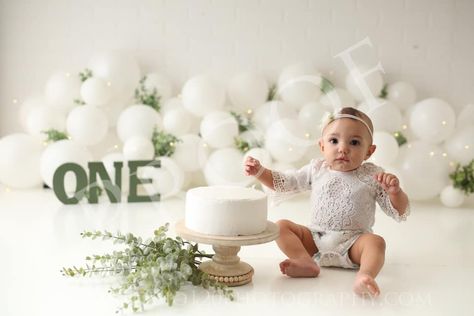 1st Birthday Photoshoot With Balloons, White Balloon Cake Smash, Cake Smash Balloon Backdrop, Cake Smash White Backdrop, Simple Baby Birthday, Half Birthday Baby, Cake Smash Theme, Cat Themed Birthday Party, Cake Smash Outfit Girl