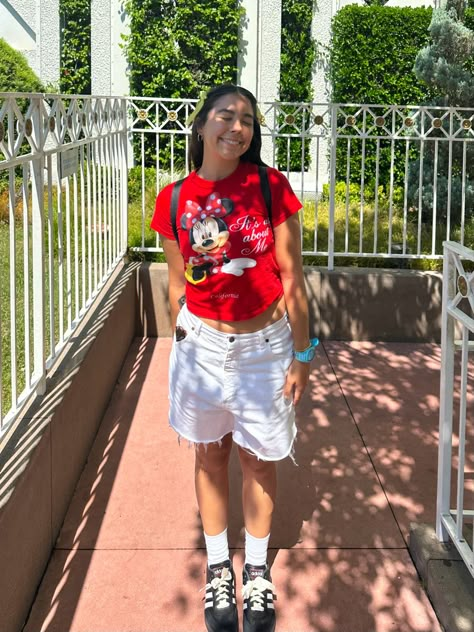 Disneyland Outfits Skirt, Senior Trip Outfits, Cute Disney Fits, Disneyland Fits, Disney Outfit Ideas, Disney Outfit Inspo, Disney Poses, Disney Trip Outfits, Disney Fits