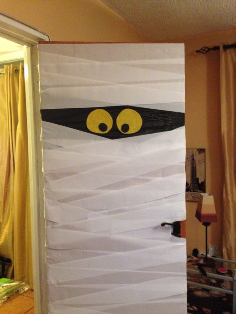 Halloween DIY decorations. Mummy door Mummy Door, Mummy Halloween Decorations, Diy Halloween Door Decorations, Decoracion Halloween, Halloween Classroom Door, Halloween Diy Door, Halloween Front Doors, Halloween Classroom, Halloween 2013