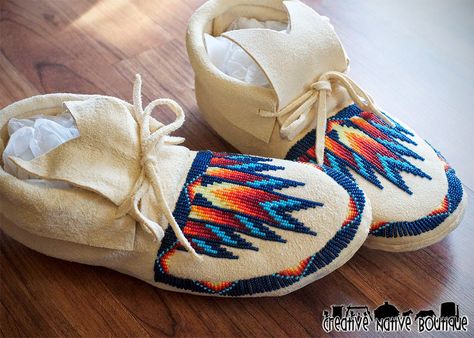 Native American Powwow, Native American Moccasins, Powwow Regalia, Moccasin Pattern, Beaded Moccasins, Native Beadwork, Nativity Crafts, Native American Beadwork, Baby Moccasins