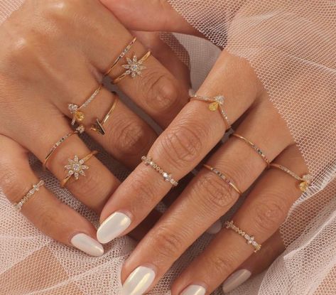 white nails & rings Hand Jewelry Rings, Ring Stacks, Indie Jewelry, Dope Jewelry, Finger Rings, Cute Rings, Pretty Rings, Hand Jewelry, Girly Jewelry