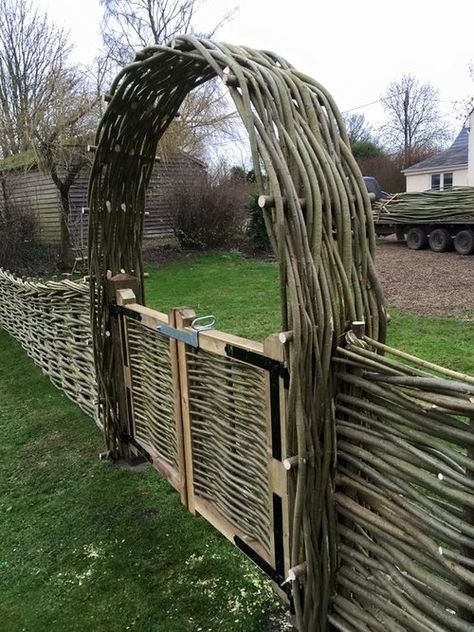 Rustic Garden Fence, Willow Fence, Willow Garden, Patio Furniture Ideas, Wooden Fence, Garden Fencing, Fence Design, Garden Structures, Farm Gardens