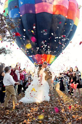 wedding exit photo ideas dark bright ballon Courtney Townsend Photography Hot Air Balloon Wedding, Stunning Wedding Photos, Wedding Exit, Balloon Wedding, Hot Air Balloon Festival, Wedding Transportation, Wedding Send Off, Creative Wedding Photo, Wedding Exits