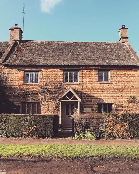 Annalise’s Adventures, Bath 🇬🇧 on Instagram: “How dreamy is this! Can I live here please? 🏡📍Kingham, The Cotswolds, UK 🇬🇧 .  #igerscotswolds #lovegreatbritain #loveuk #visitengland…” Visiting England, The Cotswolds, House Goals, Great Britain, I Can, Cabin, Bath, House Styles, Canning