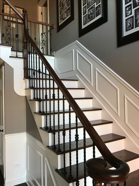 Wainscoting Ideas Staircase, Stair Wall Molding, Split Staircase Ideas, Old House Staircase, Brown Staircase, Ideas For Staircase, Banister Ideas, Old Staircase, Stairs And Hallway Ideas