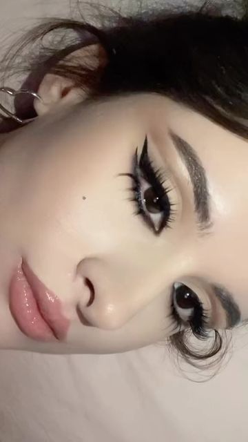 Cute Makeup Eyeliner, Black And Brown Makeup Looks, Makeup Ideas Eyebrows, Light Eyebrows Makeup, Light Black Makeup, Makeup For Light Eyes, Makeup Looks Black, Makeup Eyeliner Ideas, Makeup Looks With Eyeliner