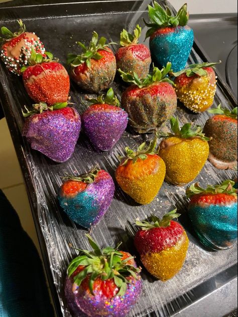 Made glitter edible strawberries w my daughter 💕 Glitter Ideas, Edible Glitter, Fruits And Veggies, Sweet 16, My Daughter, Strawberries, Sprinkles, Pastel, Sparkle