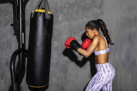 Boxing Workout With Bag, Rumble Boxing, Boxing Workout Routine, Boxing Workouts, Home Boxing Workout, Boxing Lessons, Red Boxing Gloves, Fitness Boxing, Boxing Classes