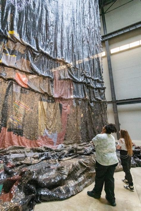 See How Nigerian Artist El Anatsui Weaves Mesmerizing Tapestries Out of Cast-Off Materials El Anatsui, Nigerian Artist, Turbine Hall, Global Views, Cast Off, Red Moon, Tate Modern, Tapestry Weaving, Art World