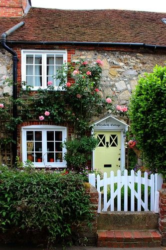 British Cottages, House With Flowers, Cute Cottages, Little Cottages, Country Cottages, Stone Cottages, Flowers Growing, Casa Country, Cottage Exterior