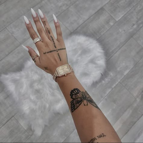 Luxury Tattoo Woman, Word On Hand Tattoo, Leah Kateb Hand Tattoo, Side Of The Hand Tattoos, Hand Text Tattoo, Detailed Tattoos For Women, Tiny Hand Tattoos For Women, Big Hand Tattoos, Baddie Tats Arm